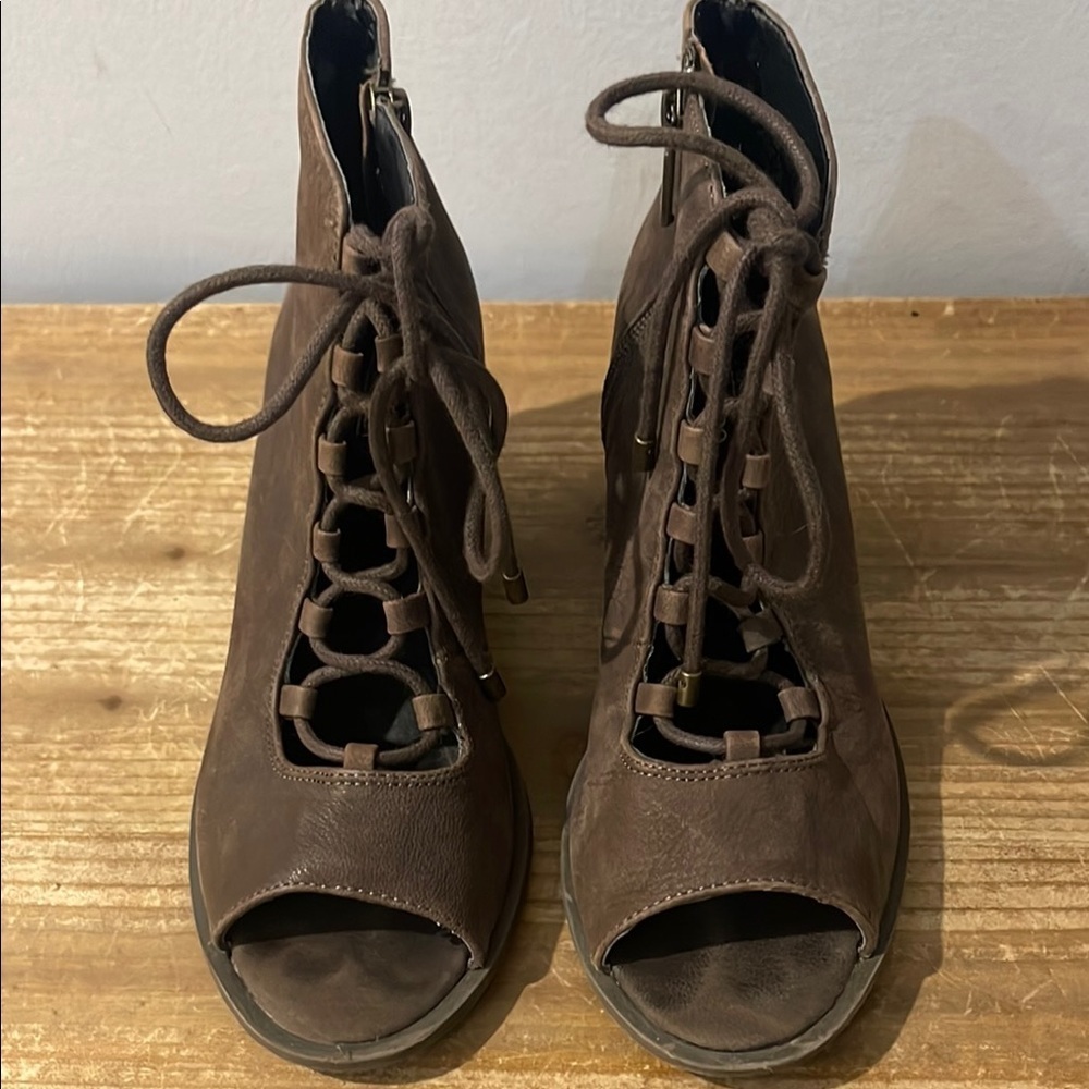 Adam Tucker by Me Too size 7.5 chocolate Brown Lace-Up Peep Toe Ankle Boots - Picture 2 of 10